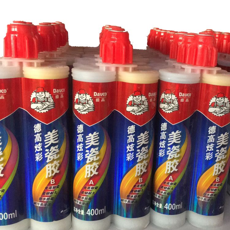 '><p>一、瓷砖美缝剂施工步骤</p><p>1、施工前准备：准备好瓷砖美缝剂、美纹纸、指套、硅胶枪、压边球、美工刀、清缝锥、毛刷等。</p><p>2、处理瓷砖缝：用美缝锥把瓷砖缝先铲出一个2mm以内深的凹槽，这样美缝剂能够足够的多，用毛刷等清理缝隙里的杂质，一定要清除干净。</p><p>3、打美缝剂：先把瓷砖美缝剂口拧开，然后装在胶枪上，挤出废料，前40cm的长度不能使用，应该丢弃。然后安装胶嘴，根据缝的大小，用美工刀适当的处理一个侧切口。打美缝剂时，速度要均匀。</p><p>4、压缝清理：每打美缝剂一段距离，就要进行压缝处理。为了防止多余的美缝剂粘在瓷砖上，一般都会贴美纹纸。美纹纸也要及时撕掉，不然容易和美缝剂粘在一起，不好清理。</p><img src=