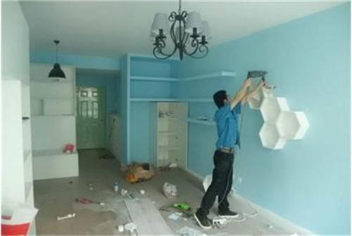 '><p>旧房墙面翻新步骤有哪些</p><p>1、基层施工</p><p>在墙面翻新前，需要先将旧漆面铲除干净，之后在进行打磨，将墙面的浮沉杂物都清理干净。如果墙面有凹凸不平的情况，要先用腻子修补，如果墙面出现空鼓的现象，也要将整面的墙皮进行铲除，在做后续的处理。</p><p>2、成品保护</p><p>基层做完后，需要将施工区域的家具物件移除，避免在翻新过程中，使家具受到损伤。</p><img src=