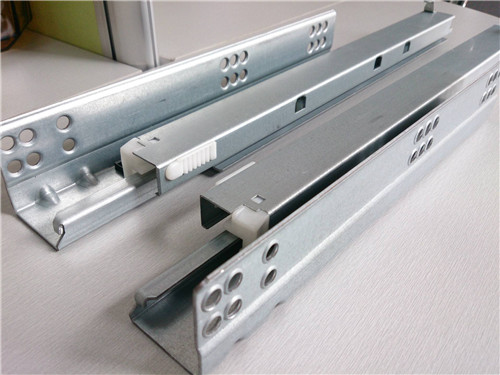 '><p>一、家具抽屉导轨如何安装</p><p>1、首先我们要先弄清楚钢珠滑轮滑道的结构,一共分为三个部分:活动轨、中轨和固定轨。其中,活动柜为内轨;固定轨为外轨。</p><p>2、轨道安装前,我们还需要将内轨从活动柜上的滑道中拆下来,然后再分别安装在抽屉的两边。大家在拆卸时要注意不要损坏滑道,拆卸方法虽然简单,但也要注意力道。</p><p>3、将分拆下滑道中的外柜和中轨分别安装在抽屉箱体的两侧,同时将内轨安装在抽屉的侧板上。抽屉内部都会有预留好的螺丝孔位,找到对应的上螺丝即可。</p><img src=