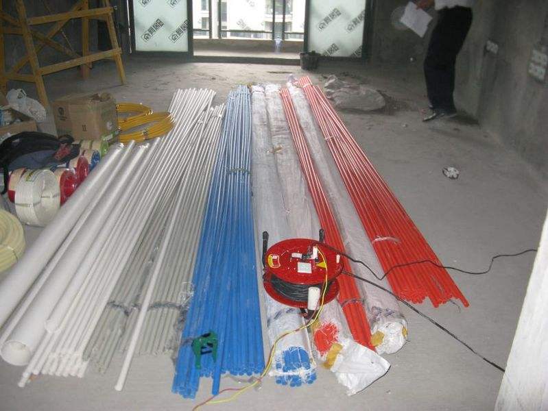 '><p>一、家庭装修步骤和流程</p><p>1、装修前期</p><p>1)验房:在收房前,一定要对房屋进行验房,看是否有空鼓,一般又可以分为毛坯房的验收和精装房的验收。</p><p>2)量房:可以找几张装修公司作对比,让他们提供免费量房,设计方案,和预算报价服务。</p><p>3)确定装修风格:根据自己家的户型以及常居住人口的需要,来选定适合自己的装修风格。</p><p>4)确定装修模式:根据自身实际情况来,选择“清包,半包,全包”中哪一种。</p><p>5)确定装修公司:根据装修公司提供的设计方案,以及预算报价,找出一家最适合的自己的装修公司。</p><p>2、装修期间</p><p>1)开工交底:在房子装修前,施工人员,业主,设计师,工长会在房子里一起对房子的设计进行沟通确认,也会针对业主的需求进行讨论,最终确定施工方案。</p><p>2)拆改:一般开始施工前,拆墙的拆,筑墙的筑,门窗也有一些拆改。</p><p>3)水电改造:水电改造可以分为改水和改电,还有厨房位置需要移动的,就设计到燃气管的改造。</p><img src=