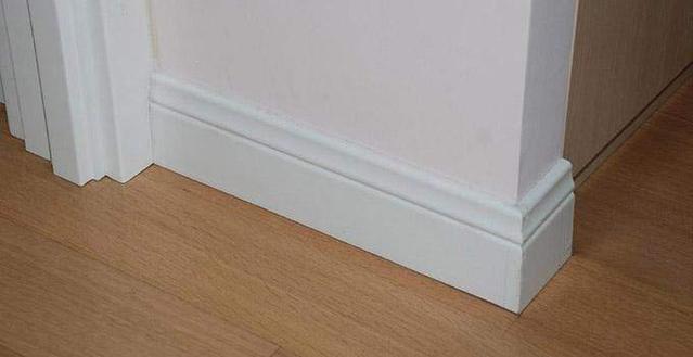 '><p>一、现在装修踢脚线的安装有必要吗</p><p>1、若您家地板选用木地板,有必要选择踢脚线。虽然墙与地板的缝隙本身收边条,但是收边条相对来说质地较轻,使用久了,靠墙边的位置很有可能出现上翘的情况,而用踢脚线则无需这方面的困扰。</p><p>2、若家庭风格采用时下大热的北欧风、简约风,建议不安装踢脚线,整个家看起来更加的流畅,免除的繁杂冗长之感。</p><p>3、若是美式、中式、古典风格等家装风格,搭配踢脚线可以让墙面更加有层次。</p><img src=