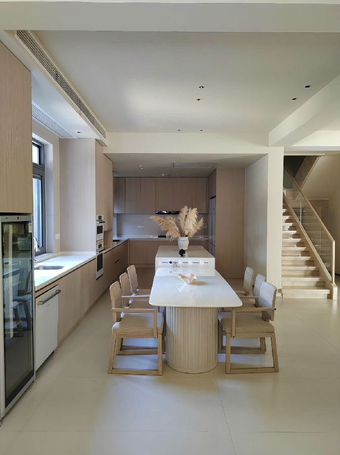 开放式餐厨-岛台餐桌一体式设计,利用餐岛台做了“洄游动线”设计,这里的动线跟客厅的动线有一个呼应,从空间整体来看完整性更高,交互性也更强。