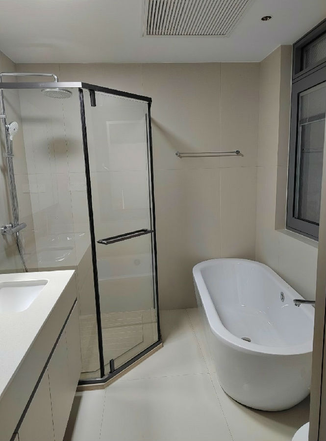 卫生间内部为干湿三分离的设计,满足屋主不同的生活需求,动线流畅实用性也很高。