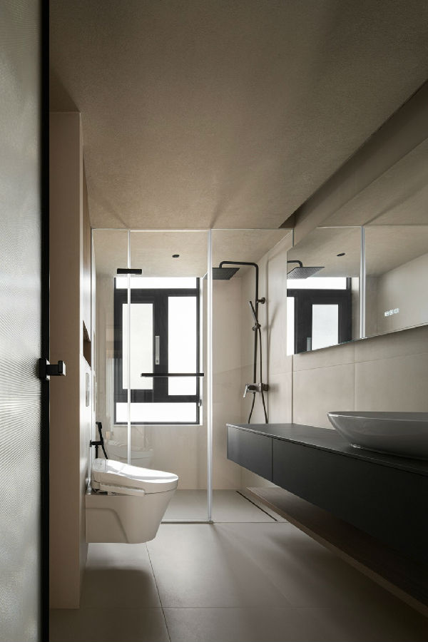 卫生间进行干湿分离,简洁无边玻璃隔断体现空间的通透、宽敞感