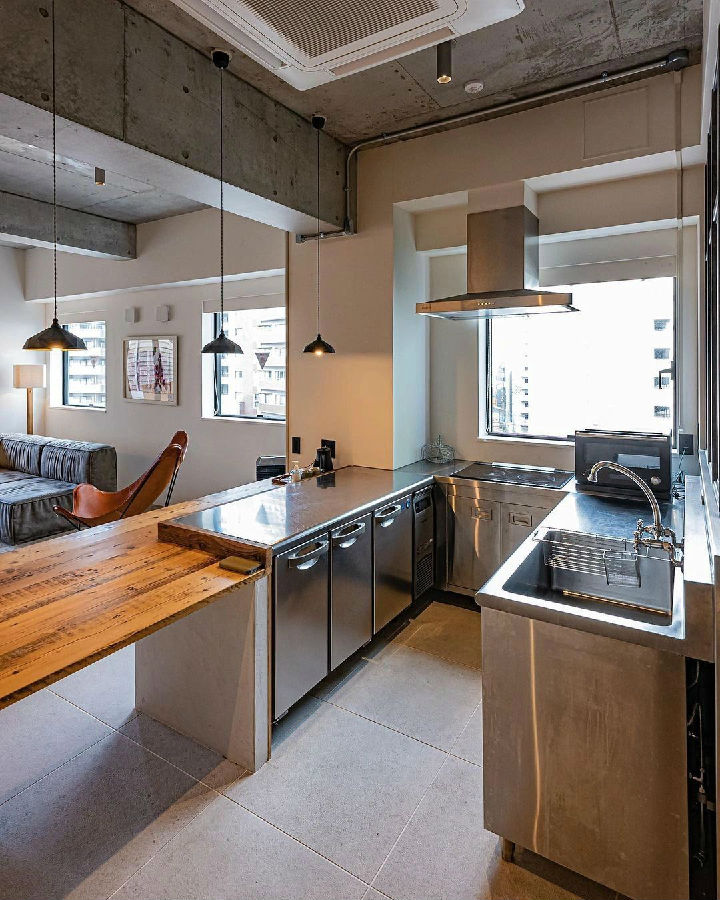 不锈钢橱柜方便打理的同时,更突出硬派气息。